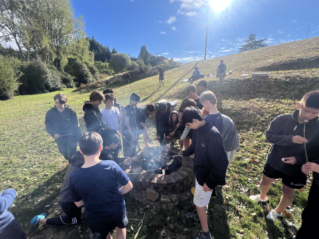 みんなで火を起こしてマシュマロ焼き