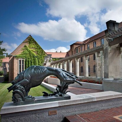 校内の至る所に五感を刺激するアート作品が溢れています