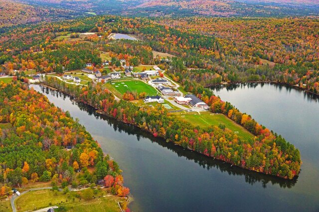 紅葉が美しいボーディングスクールのキャンパス