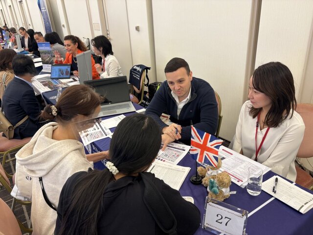 学校担当者と通訳が丁寧に対応