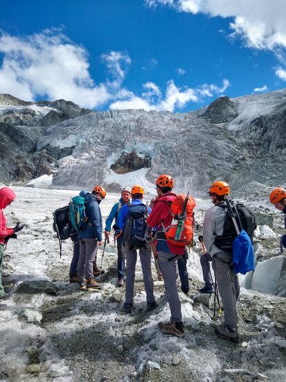 氷河でのアドベンチャー教育