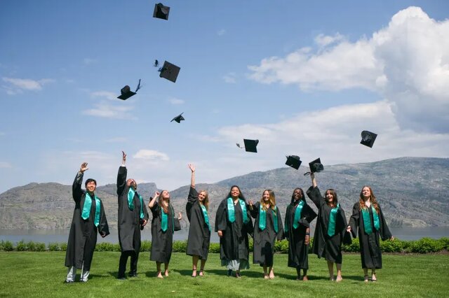 美しい山々に囲まれて晴れやかな卒業式