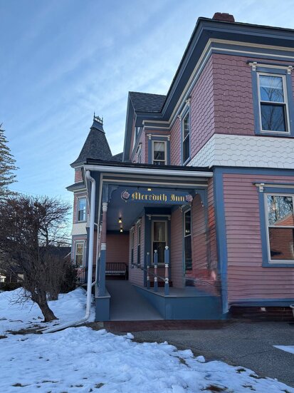 昨晩の降雪が残るニューイングランド地方のすがすがしい朝