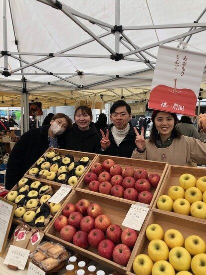 東京・青山のマーケットにご家族とFVS時代の友人と一緒に出店（本人は右端）