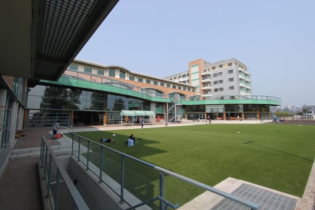Bodwell Hish Schoolの近代的な校舎