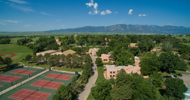 Fountain Valley School of Coloradoの広大なキャンパス