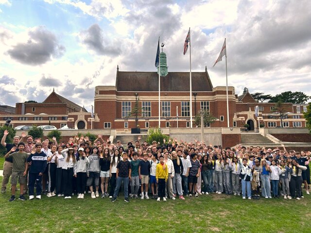 2026年参加者集合写真（Whitgift Schoolのキャンパスにて）